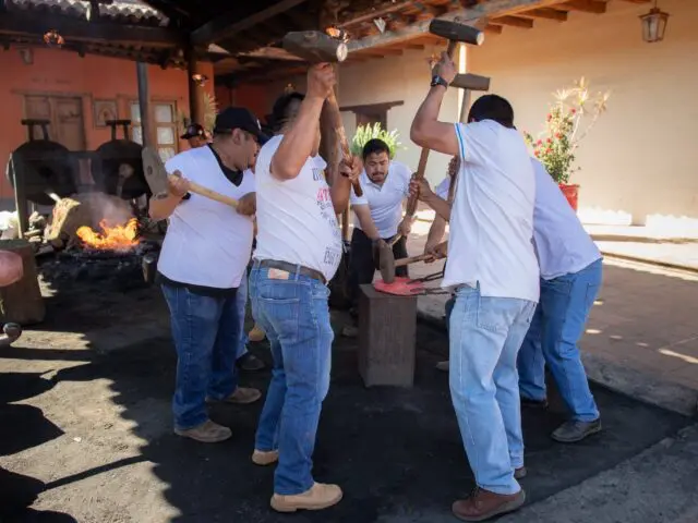 Talleres Artesanales: La Sinfonía del Martillo