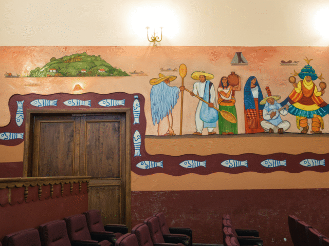 Detalles de murales de Roberto Cueva del Río