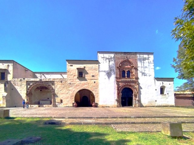 Antiguo convento de Santa Ana y Capilla Abierta Tzintzuntzan