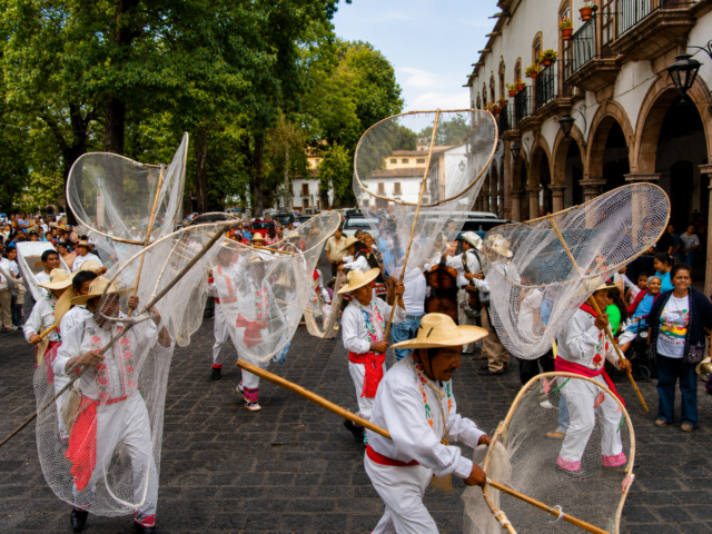 Algunas expresiones del Corpus conservan referencias visuales a los oficios tradicionales que históricamente dieron forma a la vida de la cuenca.