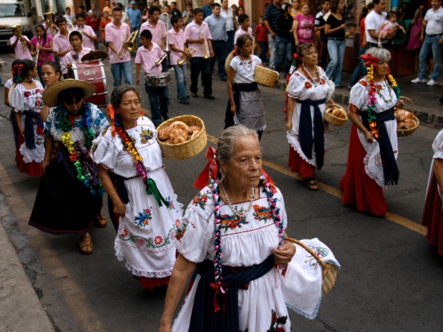 La celebración sigue reuniendo a comunidades de la región lacustre que mantienen viva una tradición transmitida entre generaciones.