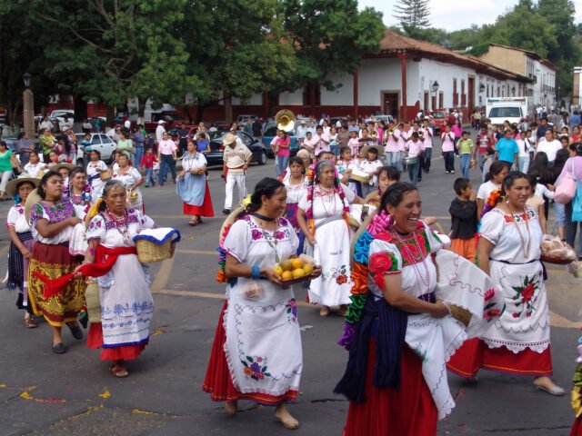 Los contingentes recorren las calles portando panes, frutos y ofrendas que forman parte de la tradición de los gremios.