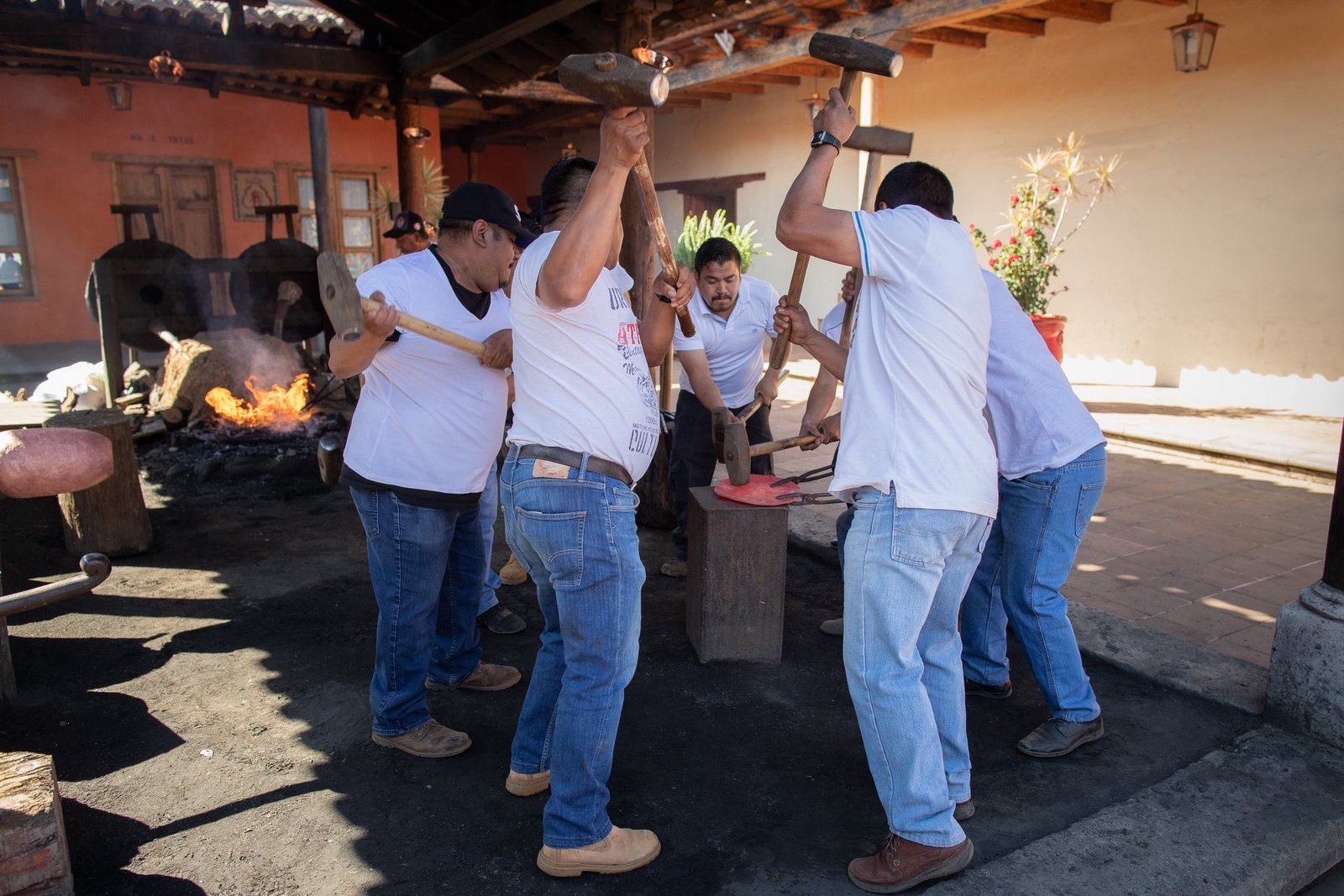 Talleres Artesanales: La Sinfonía del Martillo